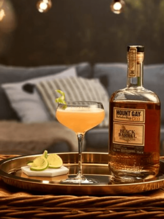 fles Mount Gay Rum op een dienblad